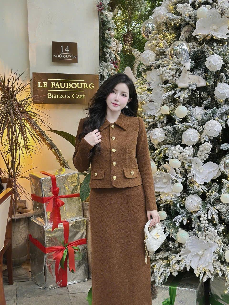 Sét Áo chân vay cổ kiểu Mã 25B010 chất liệu Nhung Cao cấp - Kiểu dáng độc đáo và thu hút - Chất liệu mềm mại và thoải mái 